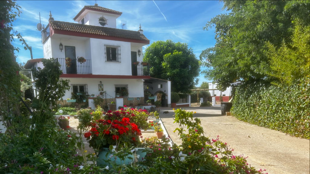 Torre decorativa con flores para bodas y eventos en Finca Buenaventura, Sevilla