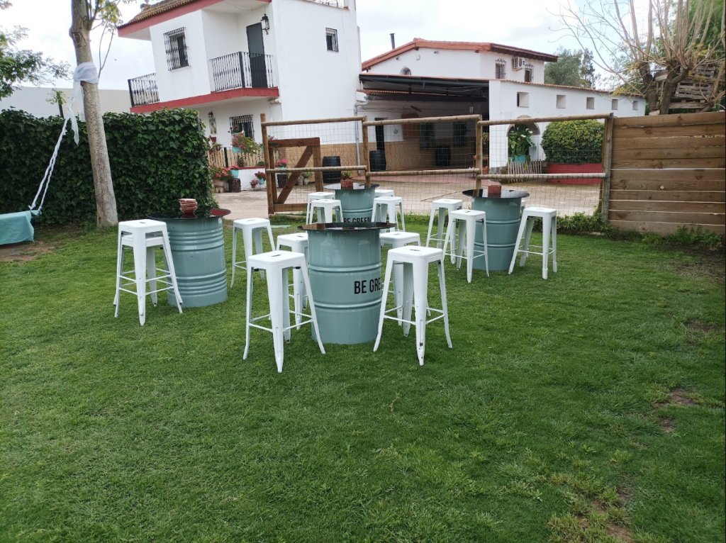 Mesas altas de cóctel hechas con barriles en Finca Buenaventura, Sevilla