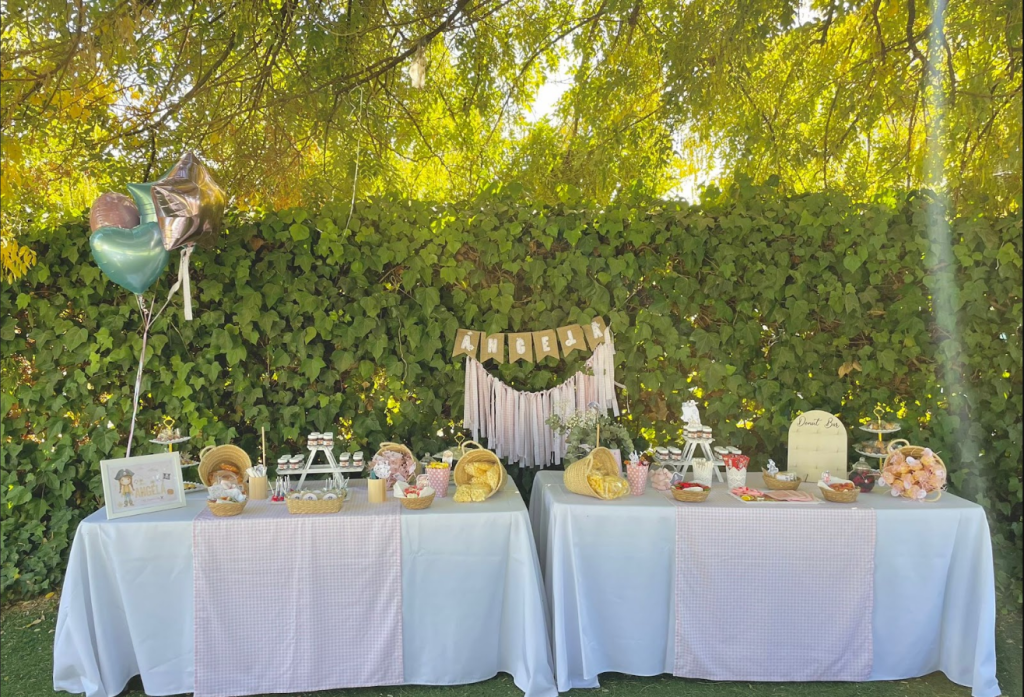 Mesa dulce decorada para bodas y celebraciones en Finca Buenaventura, Sevilla