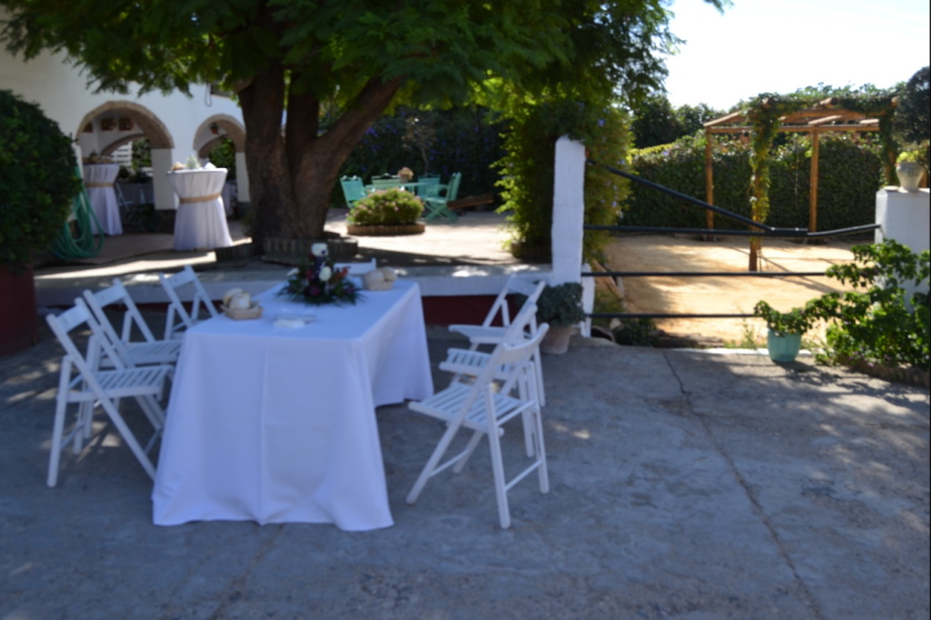 Mesa de firmas decorada en el patio de Finca Buenaventura, Sevilla